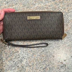 Zipper work fine just feeling on one side